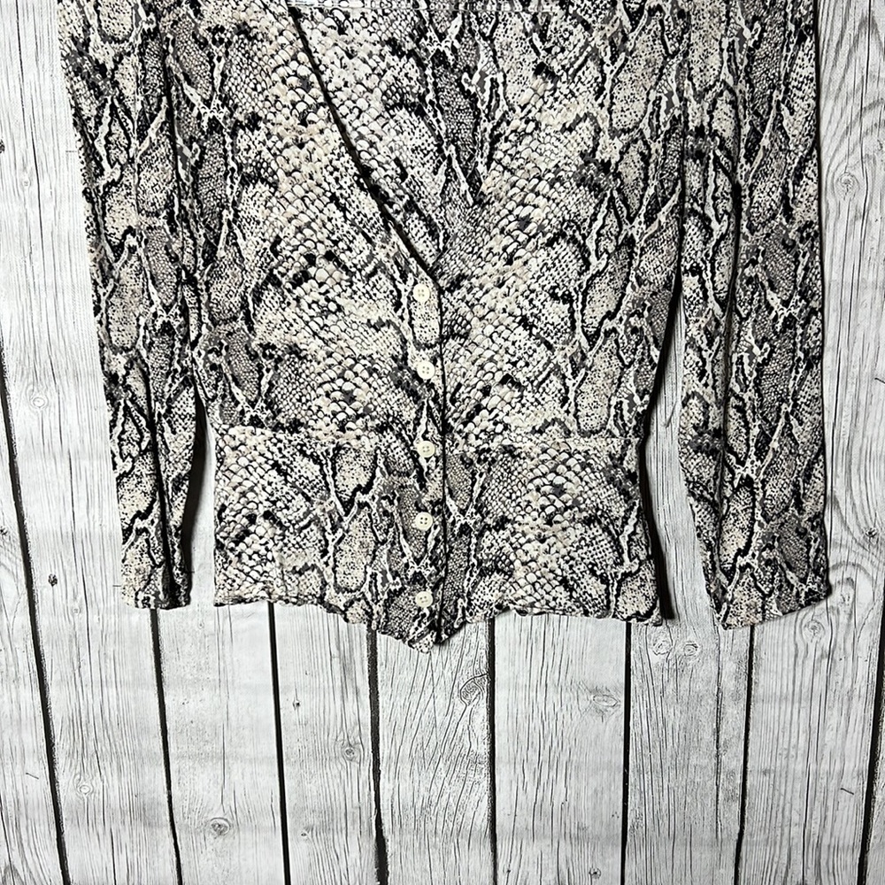 Reformation 4 Snakeskin Patterned V Neck Button front Blouse size 6 - Picture 3 of 8
